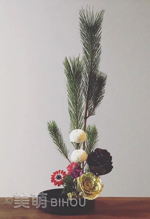 行事の花（お正月）
花材：若松・葉牡丹・アネモネ・菊　
花器：陶器花器器花器筒形　白